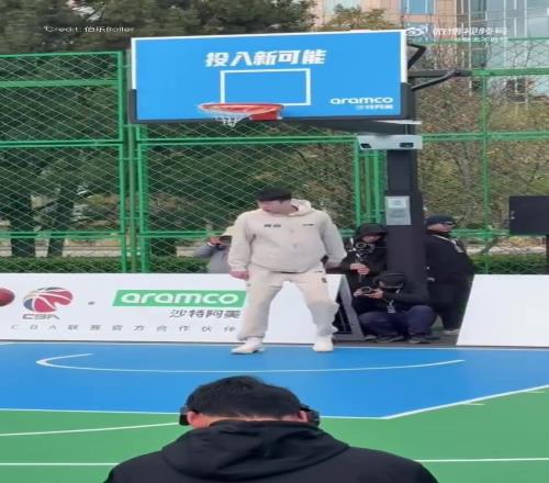 新老连线！姚明在现场活动中助攻杨瀚森秀单手劈扣
