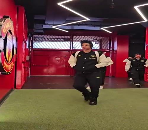 真不用了啊曼联球员抵达更衣室，加纳乔出镜无拉什福德