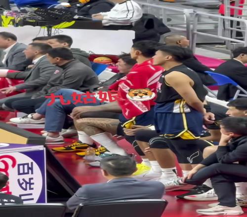 猜他俩在聊啥大莫：抱一下徐杰：别，这还在比赛呢！