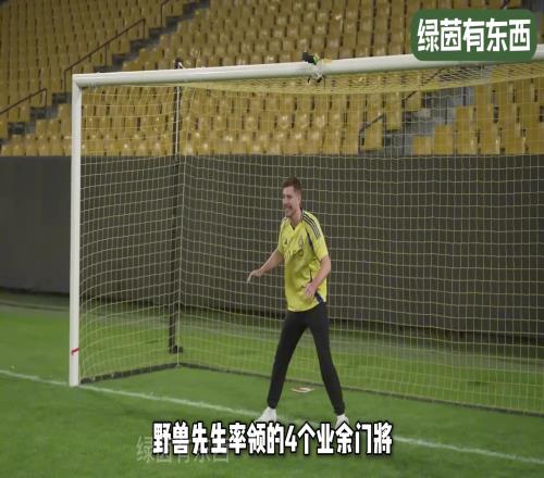 C罗点射挑战4名门将，“爆射”说梅西比自己强的小哥