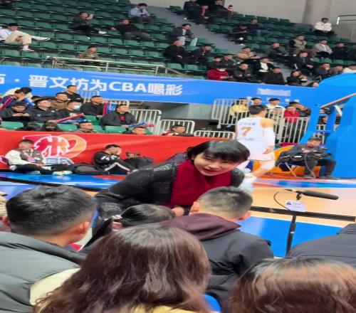 福建男篮女经理伍佰兰现身主场标志性大红围巾还是那么显眼啊