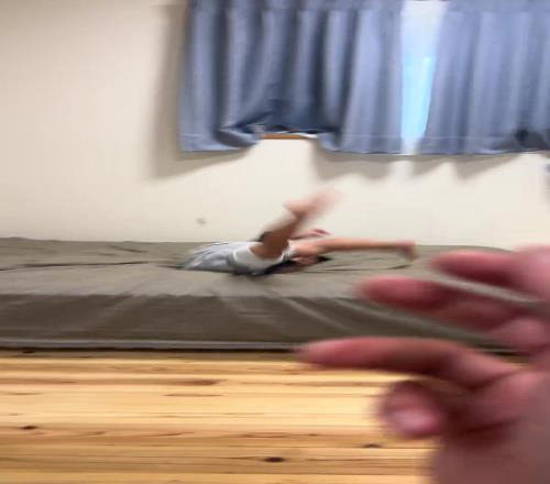 小朋友年纪轻轻，倒钩就练得如此协调了