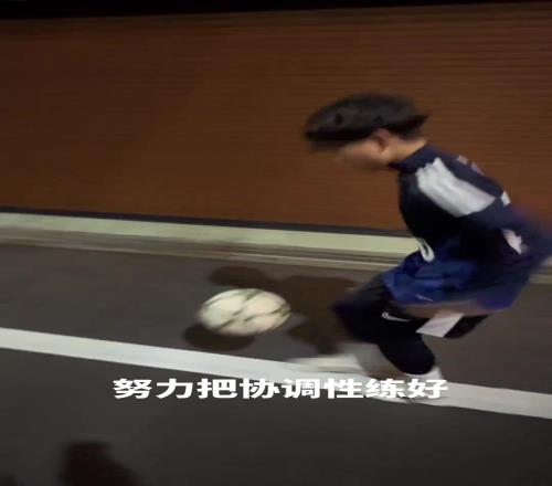 虽然有点危险但日本小孩儿都是这么练球感的