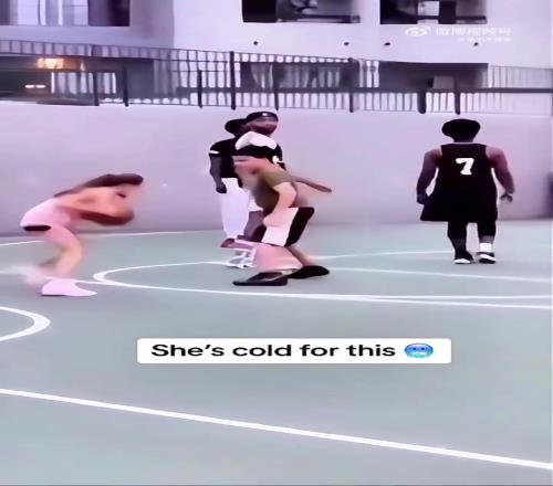 被小女孩打爆小男孩以后应该不想打篮球了吧