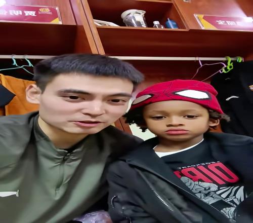 贾明儒教古德温儿子说中文：新年快乐贾明儒帅！