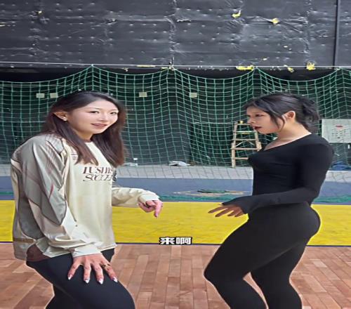 女足第一次足球爆抽女孩的屁股，现场惊呼：都要被打出来了