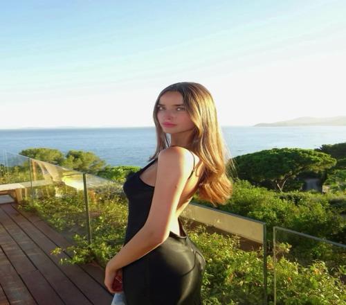 眼光不错阿诺德的模特女友EstelleBehnke，曾担任过反欺凌大使