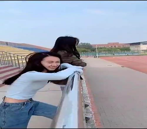 妹子场边大喊：踢球能踢出对象来吗