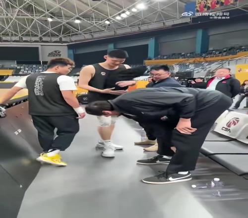 胡金秋和孙铭徽跟博班比手大小这么看是真大啊