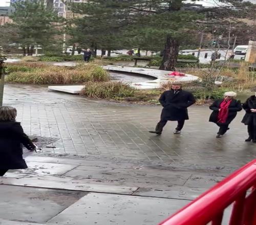 贝克汉姆和他的母亲，参加曼联老前台卡斯菲普斯的葬礼