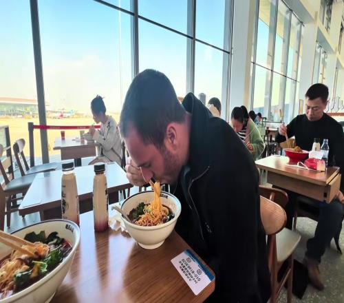 归化已提上日程了塞尔吉尼奥抵达北京点名吃的牛肉面