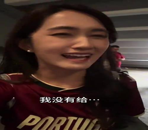 女网红拒绝男球迷要联系方式，事后发现对方竟是C罗好友！