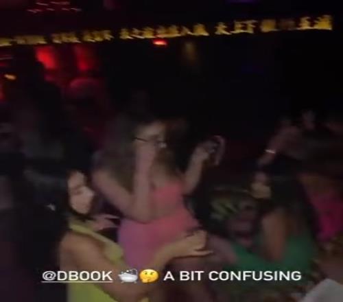 会玩！布克躺在夜店人群中央，身旁一圈辣妹围着