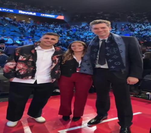 看看是谁来了罗德里和漂亮女友观战NBA