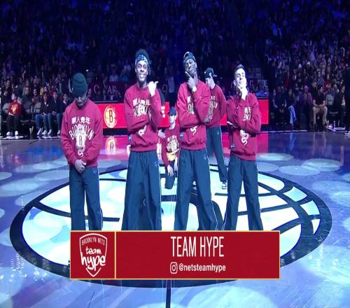 篮网主场暂停间隙TeamHype演绎魏晨的《千方百计》