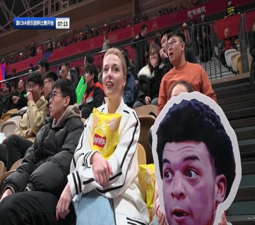 又来观赛啦！昨天的兵马俑老哥和汉服美女来了，后者还带着薯片