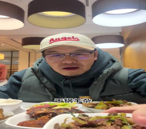 这伙食不错啊！杨毅晒晚餐五菜一饭总计42.6元