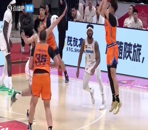 再次助攻李添荣！杨毅：一有协防洛夫顿就出球任冉：像东契奇！
