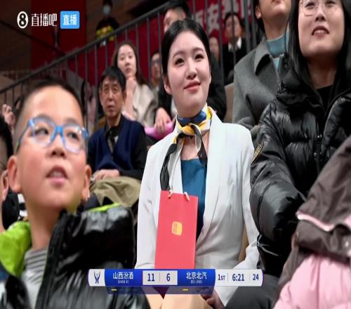 CBA俱乐部杯季军赛现场导播捕捉到一位微笑甜美小姐姐