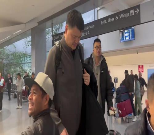 姚明&张兆旭现身旧金山机场这是准备参加NBA全明星赛吗