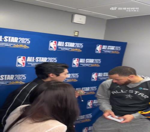 王鹤棣与库里合照！棣棣送库里许七安周边库里回赠签名球衣