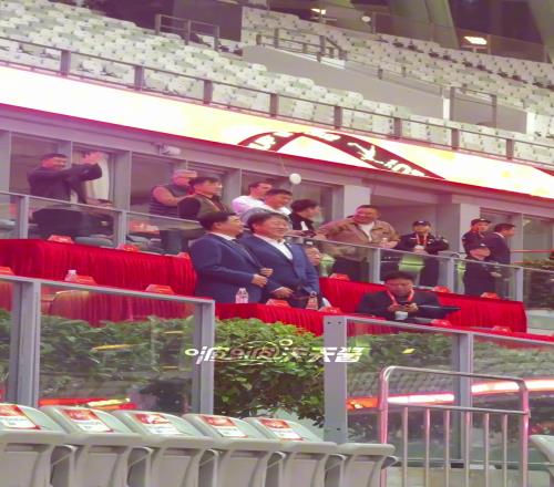 U20国足提前出线在看台的足协主席宋凯特别开心