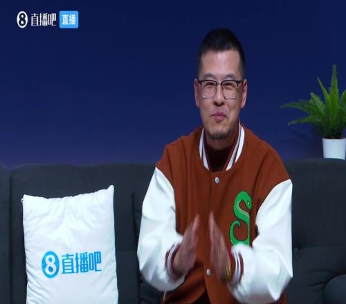 咋肥四杨毅在演播室中，向新疆球迷说对不起！随后顿时开始爆笑