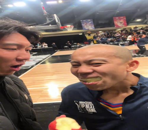 曹岩：看我兄弟曹岩NBA！