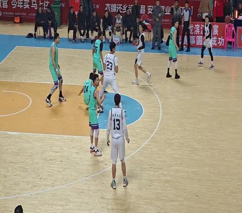王增杰无球跑位开启蛮牛冲撞你觉得这是犯规吗