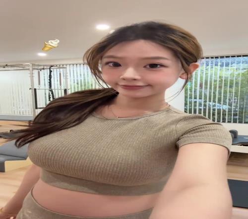 人妻感满满！椰子孕期练普拉提称孕19周128斤了