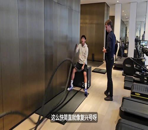戴伟浚社媒晒康复训练视频