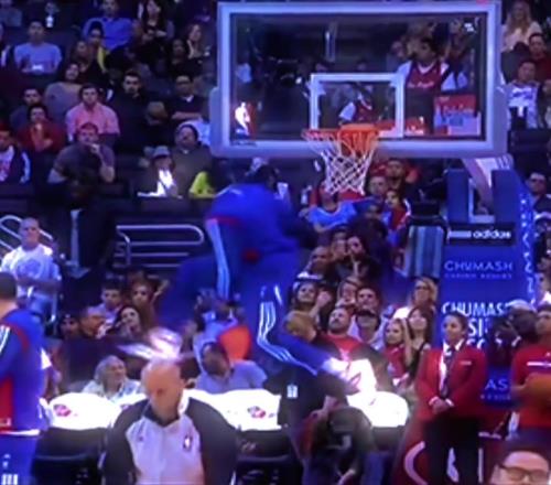 好舒展的胯下扣篮，你能认出这是哪个NBA球员么