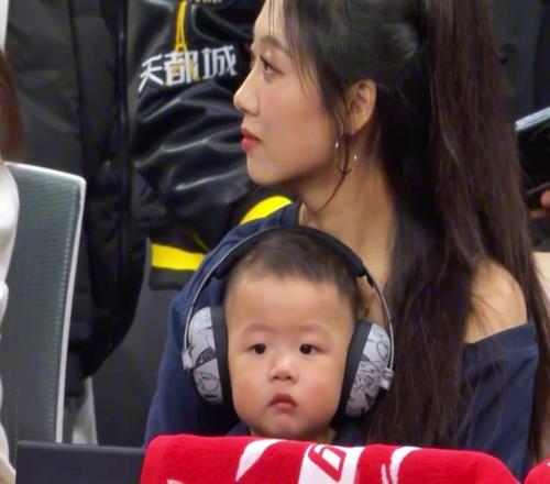 谁家老婆孩子呀一整个羡慕住了