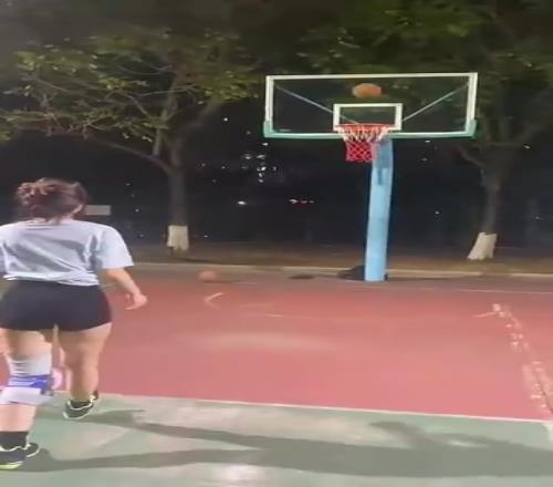 这妹子的投篮手型，是不是有种哈登的感觉