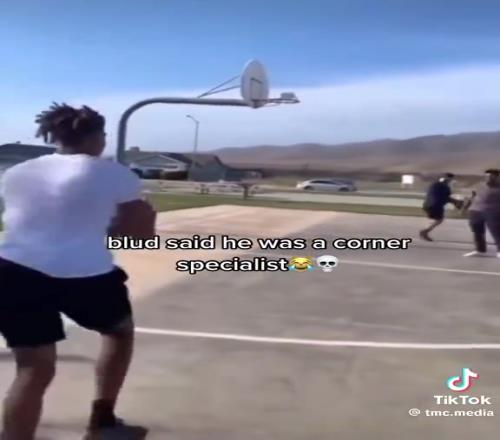 美国球迷调侃：不打湖人的穆雷是这样的