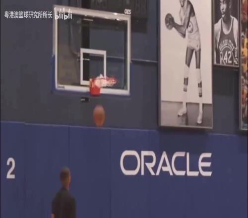 这也能行巴特勒在勇士训练中左手投三分弹无虚发！