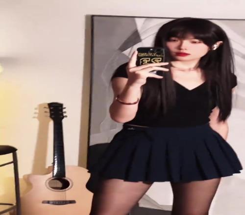 果然今天赢了！美女詹密穿黑丝高跟晒照：连败又如何终归会翻盘