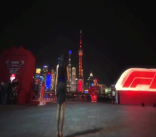 身材是真好啊！美女登密网红盼盼一身黑色短裙穿搭走秀