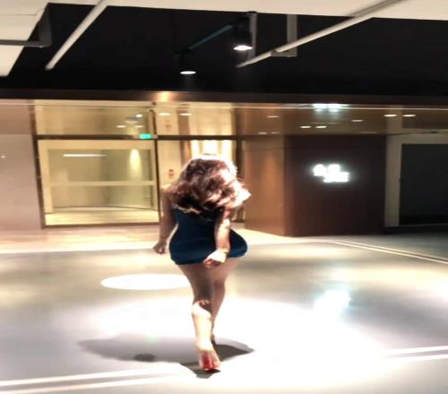 蓝色妖姬！女网红登密盼盼：时间会证明我到底是不是一时兴起