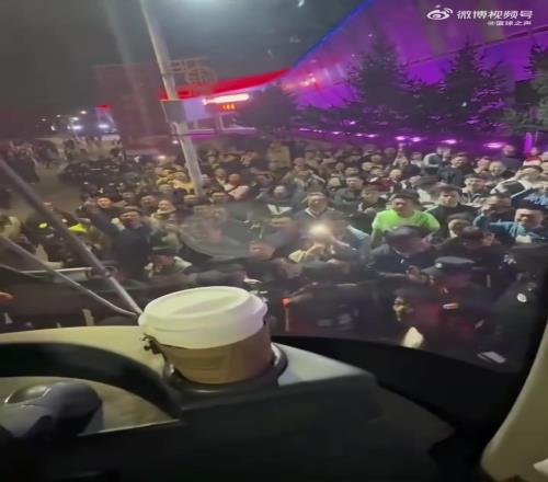 不满其肘击张宁！山西球迷围堵广厦大巴齐声骂：许钟豪傻X