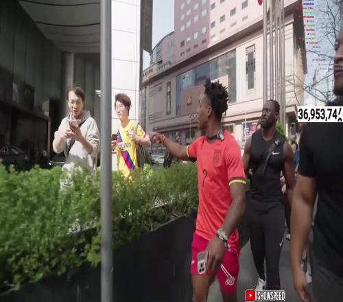 身穿巴萨球衣的C罗粉丝甲亢哥看到这中国小孩都无语了
