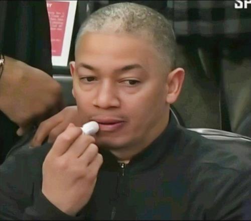 泰伦卢复出执教快船在场边涂润唇膏略显精致啊