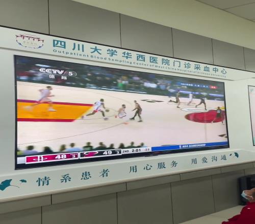 这看着爽啊！医院大屏幕上播放NBA比赛患者家属驻足观看