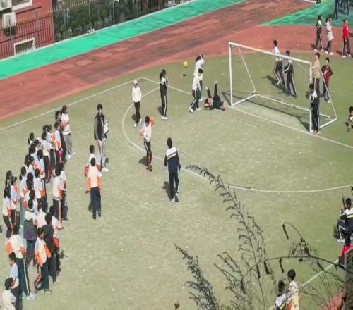 12码前无懦夫小学生罚丢点球后痛哭
