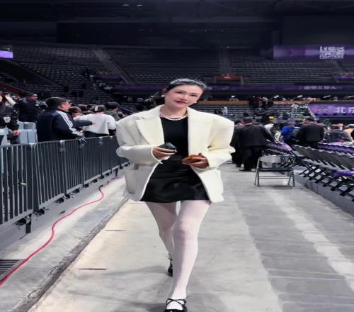 白丝大长腿也不错哦！许诺又来看球了这次从黑丝换成了白丝啊