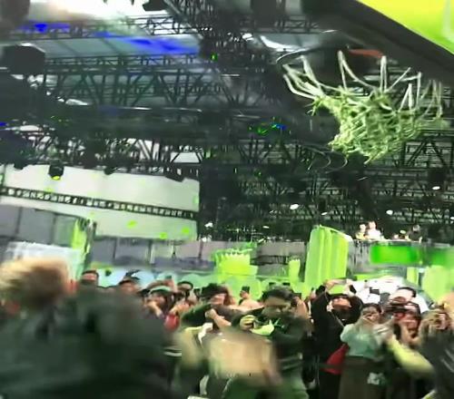 来看看王嘉尔是怎样打球的，没想到还会暴扣，虽然是矮框好像