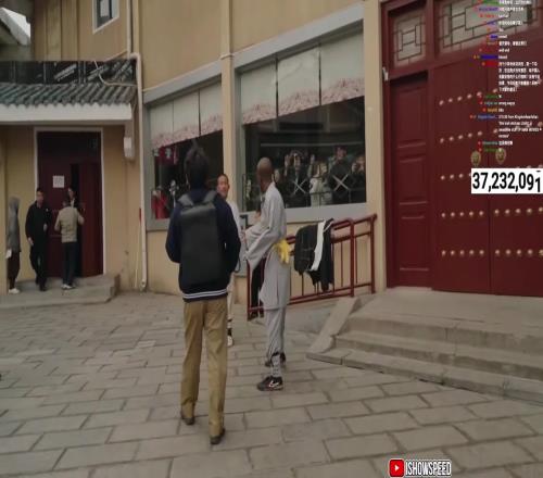 甲亢哥体验“闪电五连鞭”，结果一鞭抽了自己脑袋