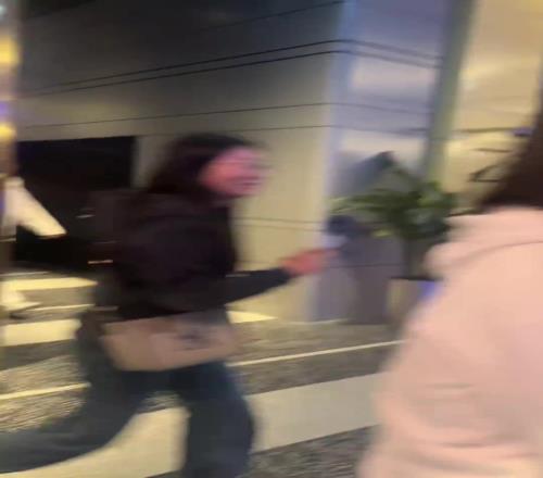 不是，一个男的怎么身上挂了这么多女的