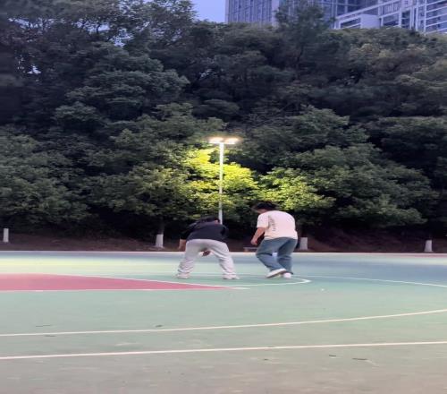 节奏+球感！这位打篮球的女生简直丝滑拿捏