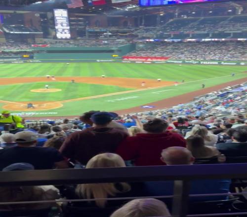 甚至火到别的圈子MLB比赛场内响彻“炒掉独行侠GM”呼声